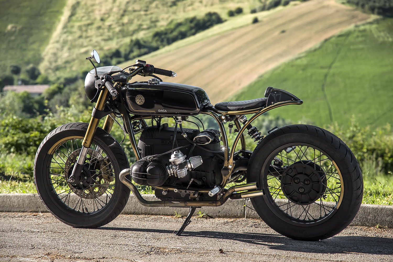 BMW R80ST Daga, profilo laterale sulle colline marchigiane
