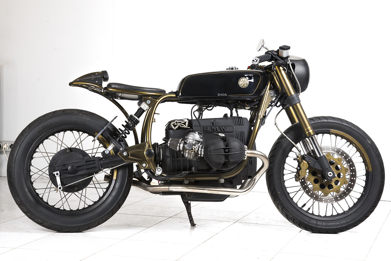 Daga, BMW R80ST café racer nera e oro, profilo laterale