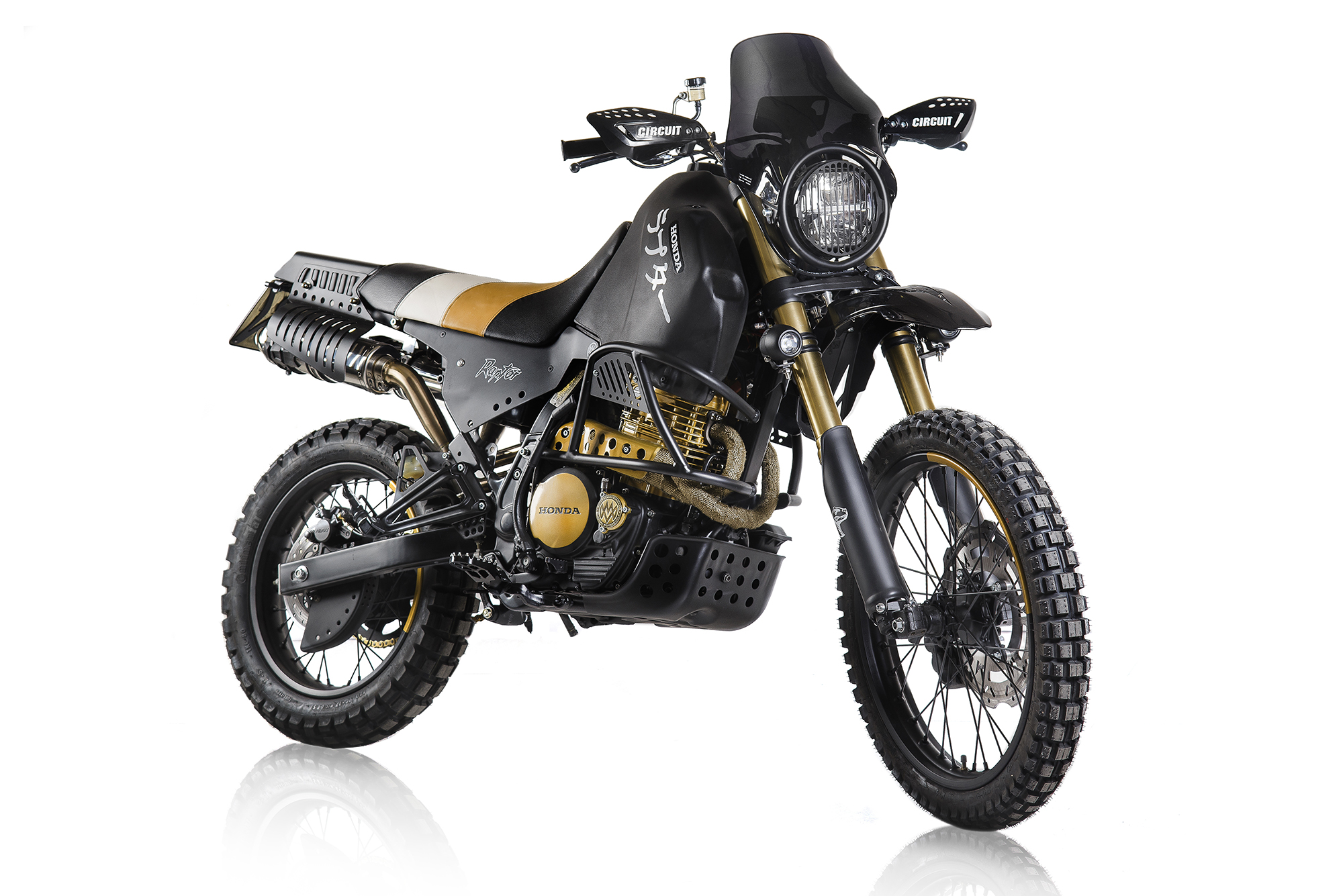 Raptor NX, fuoristrada nera con dettagli oro opaco